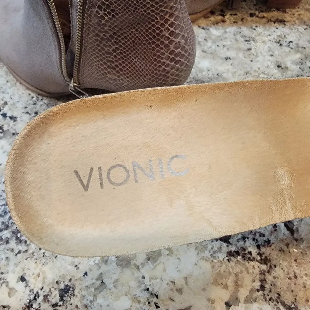 Vionic Anne Suede Leather Ankle Booties. Size 7.5